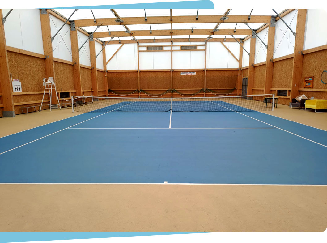Nettoyage en profondeur des courts de tennis intérieurs en résine synthétique 